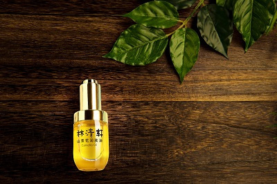 清新養(yǎng)護(hù)每一寸肌膚 全新林清軒山茶花潤膚油的植物之道